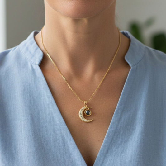 Gargantilha com Pingente de Lua Cravejado com Zircônias Banhado a Ouro 14K