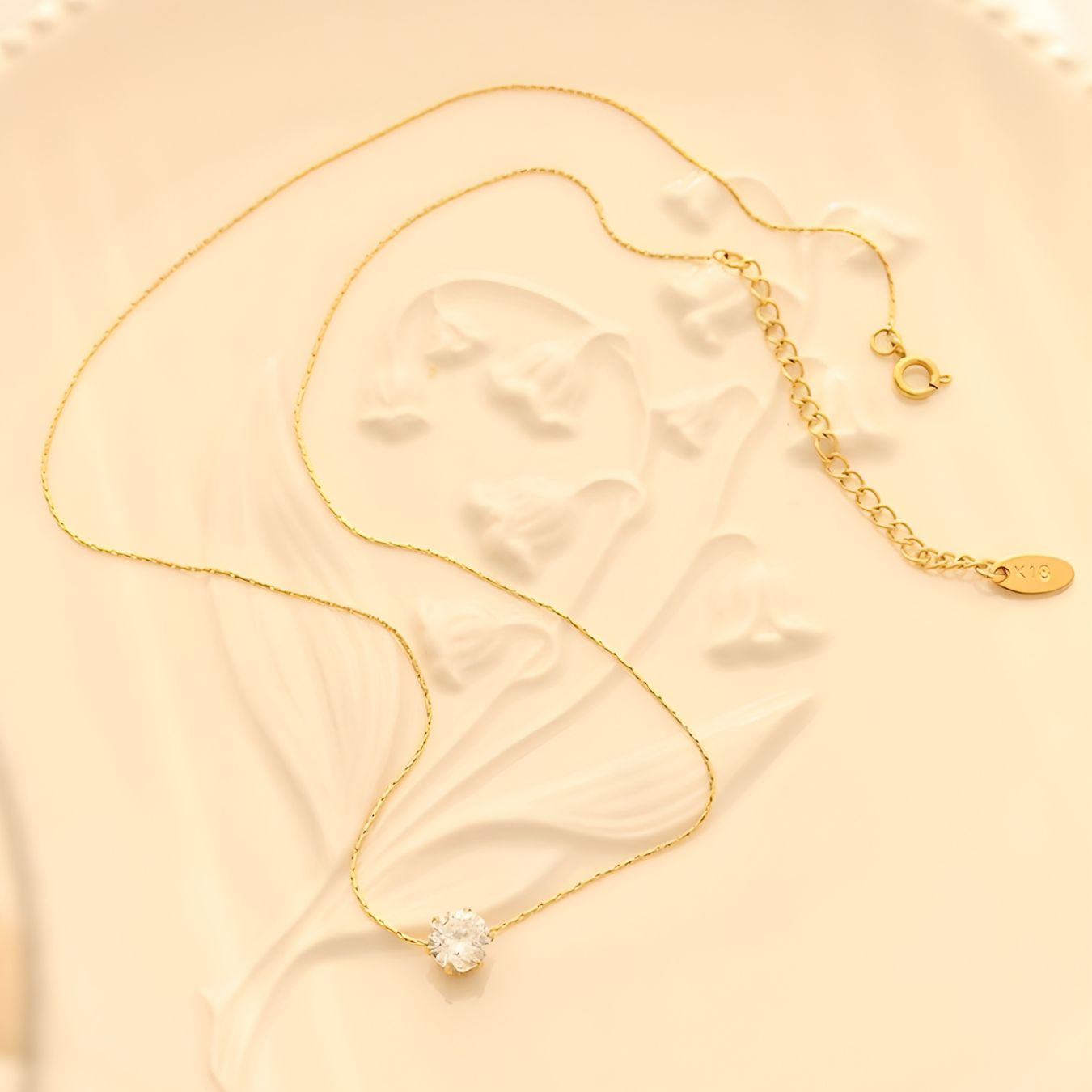 Colar Minimalista com Ponto de Luz em Zircônia • Solitaire Glow • Banhado a Ouro