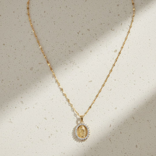 Gargantilha Nossa Senhora das Graças Banhada a Ouro 18k com Zircônias e Corrente