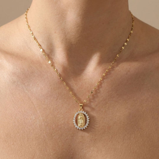 Gargantilha Nossa Senhora das Graças Banhada a Ouro 18k com Zircônias e Corrente