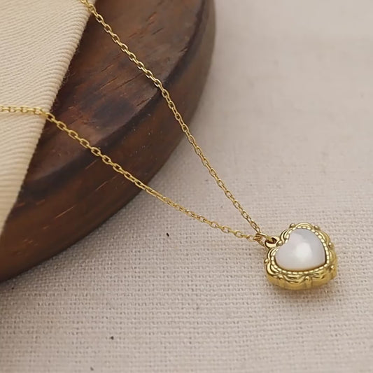 Colar com Pingente Coração e Madrepérola Shell Love Banhado a Ouro 18K